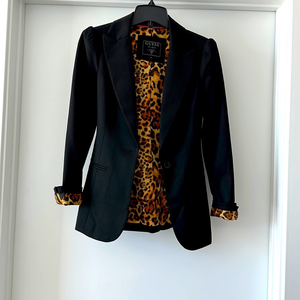 Guess black blazer with sati leopard lining and shoulder pads. Size XS